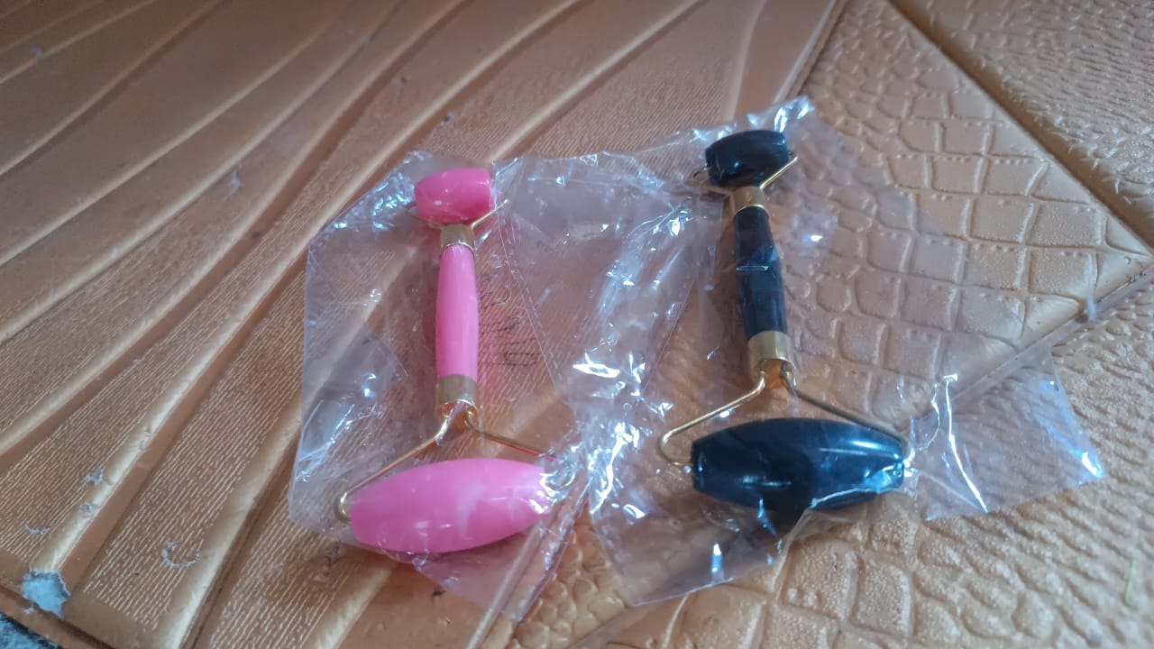 Double Ended Smooth Facial Massage Rollers (1 Pc / Mix Color) Double Ended Smooth Facial Massage Rollers (1 Pc / Mix Color)
